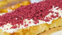 Roti Bakar dengan isian pastry renyah bisa dicoba di Roti Bakar Rakyat. Variannya juga lengkap, ada Red Velvet, Green Tea, sampai  Strawberry Peanut. Harganya sekitar Rp 15 ribuan. Foto : Roti Bakar Rakyat