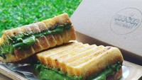 Sesuai namanya, roti bakar di sini punya isian topping lumer dipadukan dengan tekstur roti lembut. Isinya ada green tea, hazelnut crunchy, sampai Lotus biscoff. Harganya mulai dari Rp 20 ribuan. Foto : Google Review / Roti Bakar Bleber