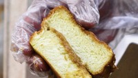Roti Bakar Panjo di Mekar Wangi, Bandung bisa dicoba. Teksturnya empuk dengan isian luber. Variannya juga unik, ada isi kurma. blueberry cream cheese, sampai tuna mozarella. Harganya mulai dari Rp 26 ribu. Foto : Instagram @yukmakan.bandung
