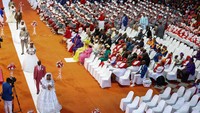 Keluarga dan jemaah gereja menjadi saksi upacara saklar tersebut. 