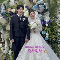 Pasangan artis Korea satu ini menikmati bulan madu di Dubai dan Maldives setelah melangsungkan pernikahan pada Minggu (20/4/2025). Ailee dan Choi Sihun bahkan berganti kostum sebanyak tiga kali untuk pesta indoor yang diadakan siang hari dan outdoor di malam hari. Foto: dok. Twitter @aileeinarabic