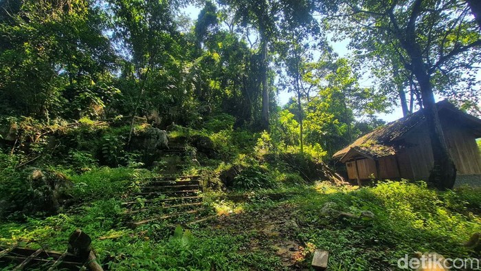 Akses menuju gua di Sukabumi