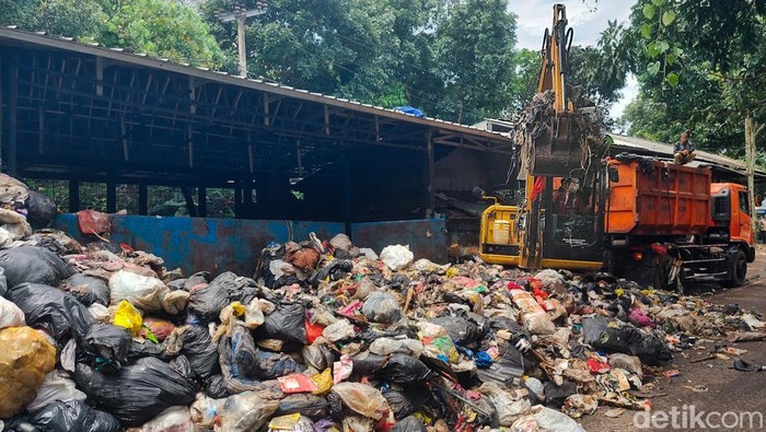 Alat berat angkut sampah di TPS Cibeber Cimahi