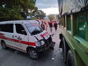 Video Ambulans Bawa Pasien Tabrak Truk Sedang Parkir di Padang