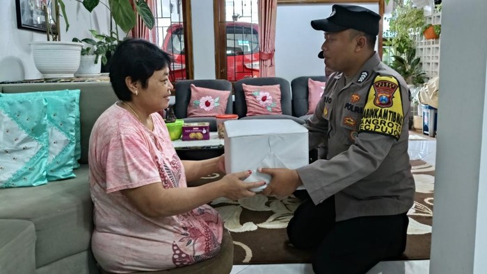 Anggota Polsek Pujon Polres Batu memberikan bantuan sembako kepada salah satu difabel.