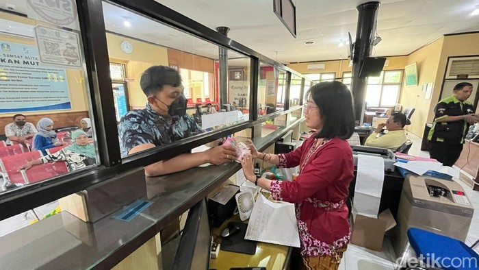 Anggota satpas Polres Blitar Kota di momen Hari Kartini.