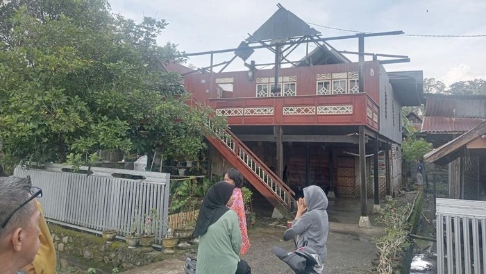 Angin puting beliung rusak rumah warga di Soppeng.
