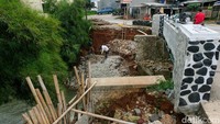 Petugas memperbaiki turap Kali Angke di Villa Pamulang, Kecamatan Bojongsari, Depok, Jawa Barat, Senin (21/4/2025).   
