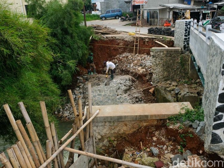 Antisipasi Longsor, Turap Kali Angke Diperbaiki