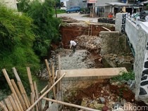 Antisipasi Longsor, Turap Kali Angke Diperbaiki