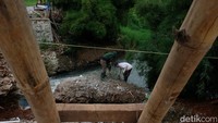 Turap berfungsi sebagai penahan tekanan tanah agar tidak bergerak atau ambles, sehingga membantu melindungi lingkungan sekitarnya dari risiko bencana tanah longsor.  