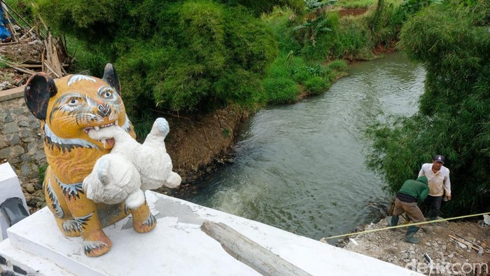 Antisipasi Longsor, Turap Kali Angke Diperbaiki Perbaikan turap Kali Angke di Villa Pamulang, Depok, tengah dikerjakan. Perbaikan turap ini untuk mengantisipasi longsor di kawasan permukiman.