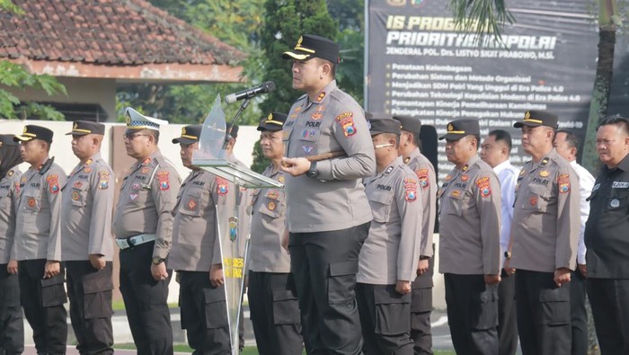 Apel pasukan dipimpin Kapolres Blitar AKBP Arif Fazlurrahman.