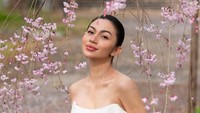 Ariel Tatum menandai foto itu dengan lokasi Osaka Castle Park. Lokasi itu memang salah satu spot favorit untuk berfoto dengan sakura. Lokasi lain ada di Kema Sakuranomiya Park, dan Expo 70 Commemorative Park.