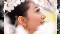 Dengan latar belakang kastil bersejarah dan deretan pohon sakura yang memukau, taman Osaka Castle memang sering menjadi pilihan untuk pemotretan dan hanami (yakni, berwisata sambil melihat bunga).
