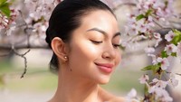 Dalam postingannya, Ariel Tatum menyebutkan bahwa. itu adalah pertama kalinya ia melihat bunga sakura secara langsung, bertepatan dengan fase bulan purnama di Osaka .