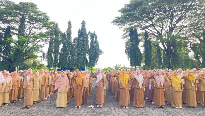 ASN perempuan dari Pemprov Sulsel mengikuti apel memperingati Hari Kartini 2025.