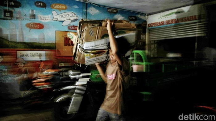 Bank Sampah Induk Kumala Bantu Anak Jalanan Hidup Lebih Baik Bank Sampah Kumala di Tanjun Priok, Jakarta Utara, turut membantu anak-anak jalanan hidup lebih baik. Anak jalanan dikaryakan dan diberi keterampilan.