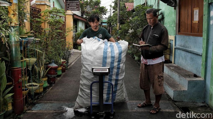Bank Sampah Induk Kumala Bantu Anak Jalanan Hidup Lebih Baik Bank Sampah Kumala di Tanjun Priok, Jakarta Utara, turut membantu anak-anak jalanan hidup lebih baik. Anak jalanan dikaryakan dan diberi keterampilan.