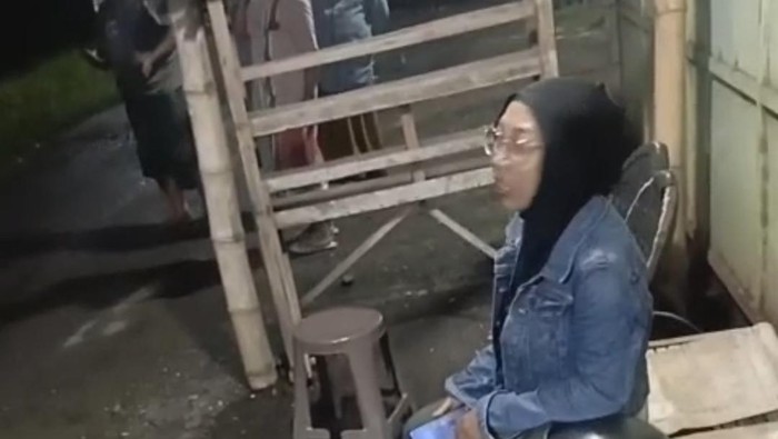 Sri, warga Desa Brani Wetan, Kecamatan Maron, Probolinggo setelah motornya dibegal