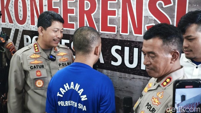 Kapolresta Solo Kombes Catur Cahyono Wibowo, saat menanyai tersangka begal payudara, BTN (30), di Mapolresta Solo, Senin (21/4/2025).