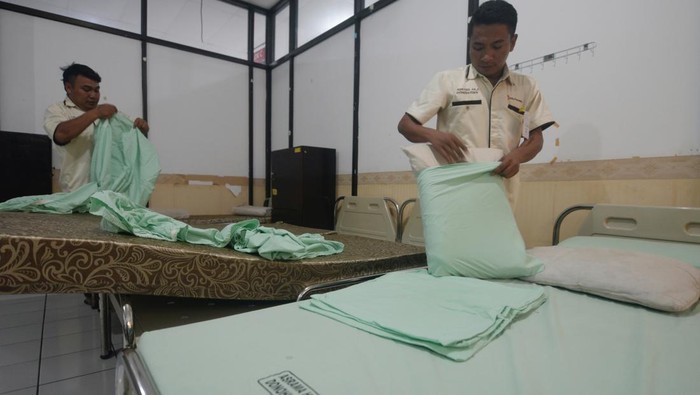Petugas mengecek kursi roda pada fasilitas kesehatan di Asrama Haji Donohudan, Boyolali, Jawa Tengah, Senin (21/4/2025). Asrama Haji Donohudan menyiapkan sebanyak 190 kamar dengan 1.925 tempat tidur serta akses dan fasilitas untuk disabilitas sebagai upaya pelayanan kepada jemaah calon haji tahun 2025 yang ramah lansia dan disabilitas. ANTARA FOTO/Aloysius Jarot Nugroho/Spt.