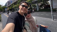 Selama di Thailand, Ben Kasyafani dan istri menghabiskan waktu untuk jalan-jalan serta mencari makanan. Mereka tak belanja pakaian sama sekali. (Foto: Instagram @nesyanabila)