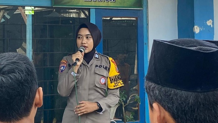 Brigpol Riska saat berinteraksi dengan warga Bangle, Blitar.