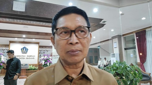 Bupati Badung, I Wayan Adi Arnawa, saat ditemui di lobi kantornya di Puspem Badung, seusia rapat, Senin (21/4/2025) malam. (Agus Eka/detikBali)