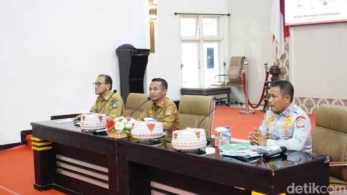Bupati Bone Andi Asman Sulaiman saat rapat dengan Dishub dan Kepala OPD lainnya.