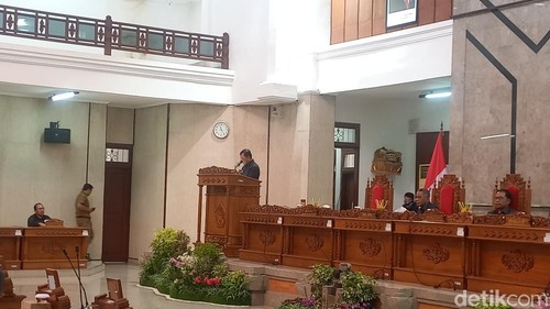 Bupati Buleleng I Nyoman Sutjidra menerima rekomendasi DPRD atas LKPJ Bupati tahun 2024, Senin (21/4/2025).