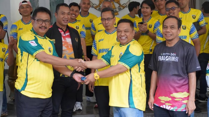 Bupati Sukabumi Asep Japar Lepas Tim Persikabumi ke Liga 4 Nasional