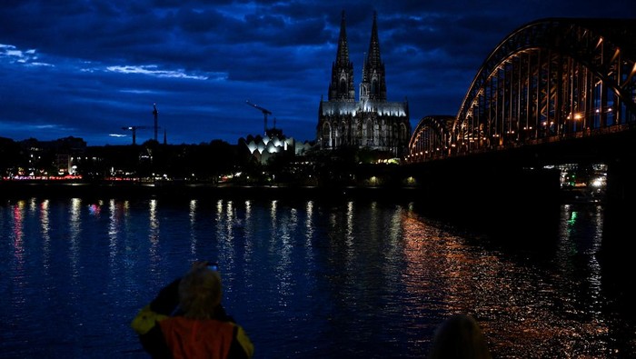 The Cologne Cathedral, a UNESCO World Heritage Site, is illuminated with the new LED lights, in Cologne, Germany, April 20, 2025. REUTERS/Jana Rodenbusch