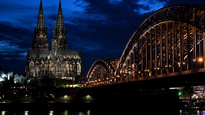 The Cologne Cathedral, a UNESCO World Heritage Site, is illuminated with the new LED lights, in Cologne, Germany, April 20, 2025. REUTERS/Jana Rodenbusch