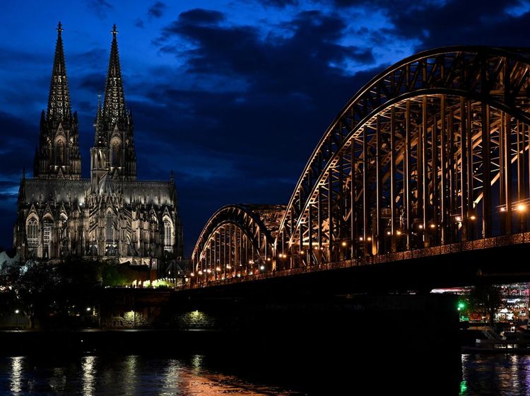 Cahaya Baru Katedral Cologne Menyapa Langit Malam