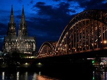 Cahaya Baru Katedral Cologne Menyapa Langit Malam