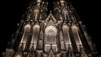 Katedral Cologne di Jerman kini tampil lebih memukau setelah dipasangi sistem pencahayaan baru dengan lebih dari 700 lampu LED. Lampu-lampu ini menggantikan lampu halogen lama yang sebelumnya digunakan.    