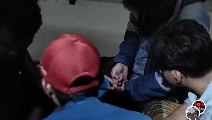 Damkar bogor bantu lepas gantungan kunci tersangkut di jari warga. (Dok. ist)