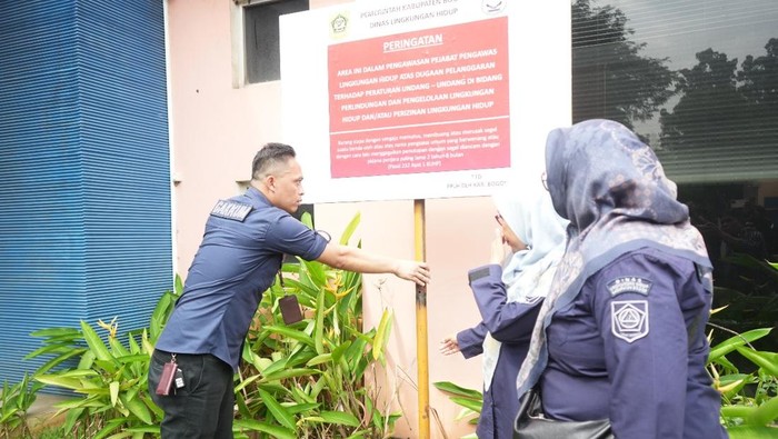 Dinas Lingkungan Hidup (DLH) Kabupaten Bogor bersama petugas terkait melakukan penindakan terhadap perusahaan yang diduga mencemari lingkungan di sekitar Setu Rawa Jejed, Klapanunggal. Ditemukan pelanggaran lingkungan yang dilakukan oleh sejumlah perusahaan di kawasan tersebut.