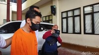 Azwindar pun terlihat hanya bisa tertunduk lesu saat diminta berdiri di tengah-tengah saat konferensi pers berlangsung. Wajahnya ditutup dengan menggunakan masker berwarna hitam.