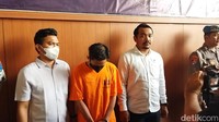 Tersangka Azwindar ditampilkan dalam konferensi pers di Polres Metro Jakarta Pusat, Senin (21/4/2025). Saat ditampilkan, Azwindar sudah mengenakan baju tahanan berwarna oranye dengan tangan terborgol.