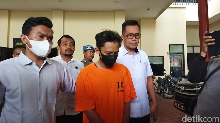 Dokter PPDS yang mengintip mahasiswi mandi di Jakpus ditetapkan sebagai tersangka. Dokter PPDS yang mengintip mahasiswi mandi di Jakpus ditetapkan sebagai tersangka.