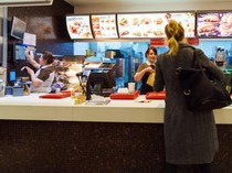 Duh! Gegara Lupa Gunting Kuku, Pegawai Resto Cepat Saji Ini Didenda Rp 3,9 Juta