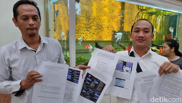 Eks karyawan UD Sentoso Seal yang ijazahnya ditahan akan melaporkan sejumlah akun medsos terkait penipuan lowongan pekerjaan.