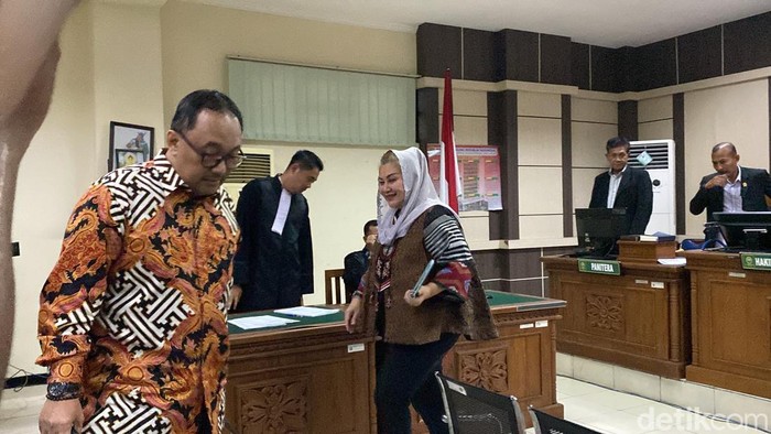 Eks Wali Kota Semarang Hevearita Gunaryanti Rahayu dan suaminya, Alwin Basri, usai menjalani sidang perdata di Pengadilan Tipikor Semarang, Senin (21/4/2025).