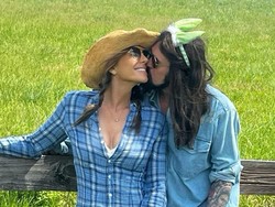 Elizabeth Hurley Diduga Pacaran dengan Ayah Miley Cyrus, Unggah Foto Ciuman