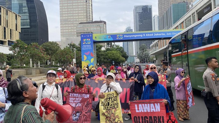 Emak-emak aksi di depan gedung Sarinah, Jakarta Pusat, Senin (21/4/2025). Mereka berjalan kaki sambil berorasi dari sisi barat menuju timur arah depan gedung Sarinah.