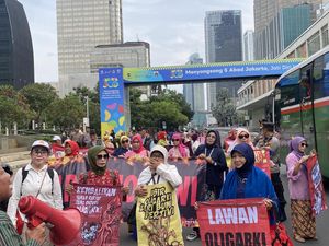 Hari Kartini, Emak-emak Gelar Aksi di Depan Gedung Sarinah Pakai Kebaya