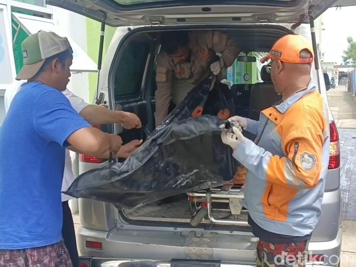 Evakuasi korban kecelakaan di traffic light Comal Baru, Pemalang, Senin (21/4/2025).