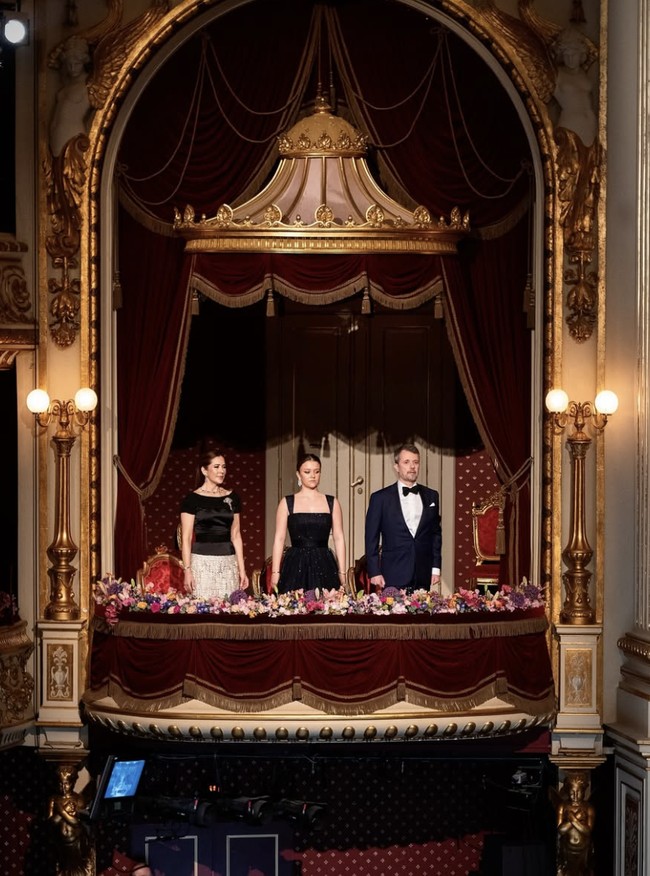 Putri Denmark naik ke podium untuk menyampaikan pidato resminya yang pertama. “Hampir empat tahun yang lalu, aku tahu bahwa kata-katamu bisa didengar orang lain saat kau tidak menduganya,” kata Putri Isabella, disambut gelak tawa di ruangan itu. “Hari ini saya tidak ragu lagi bahwa mikrofonnya menyala.” Foto: dok. Instagram @detdanskekongehus